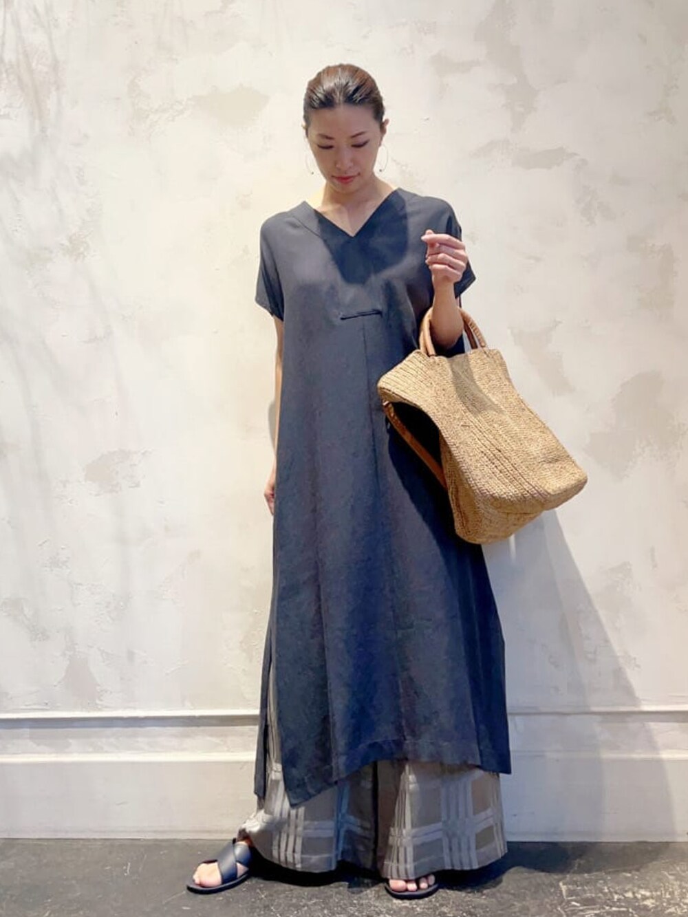 グレー系のワンピース、グレー系のその他パンツを着用したレディースの夏コーディネートの2枚目の写真