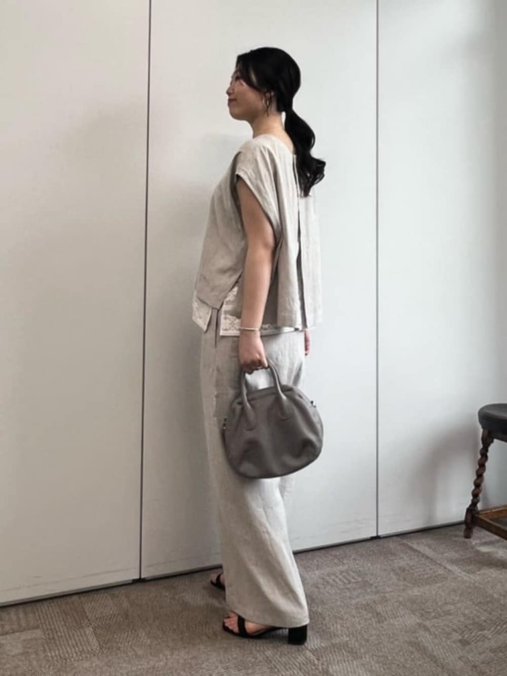 グレー系のボストンバッグ、ホワイト系のシャツ/ブラウス、ベージュ系のシャツ/ブラウスを着用したレディースの冬コーディネートの2枚目の写真