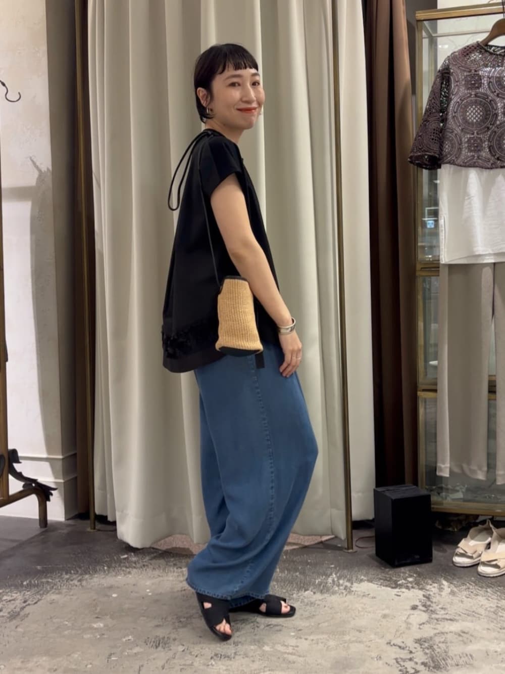 ブラック系のTシャツ/カットソー、ブルー系のその他パンツを着用したレディースの春コーディネートの3枚目の写真
