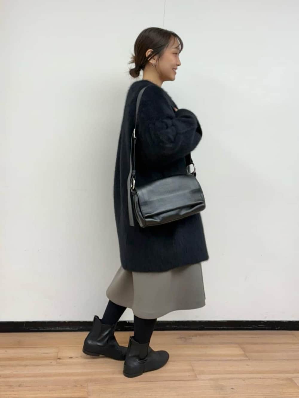 ブラック系のその他アウター、ブラウン系のワンピース、ブラック系のショルダーバッグを着用したレディースの冬コーディネートの8枚目の写真