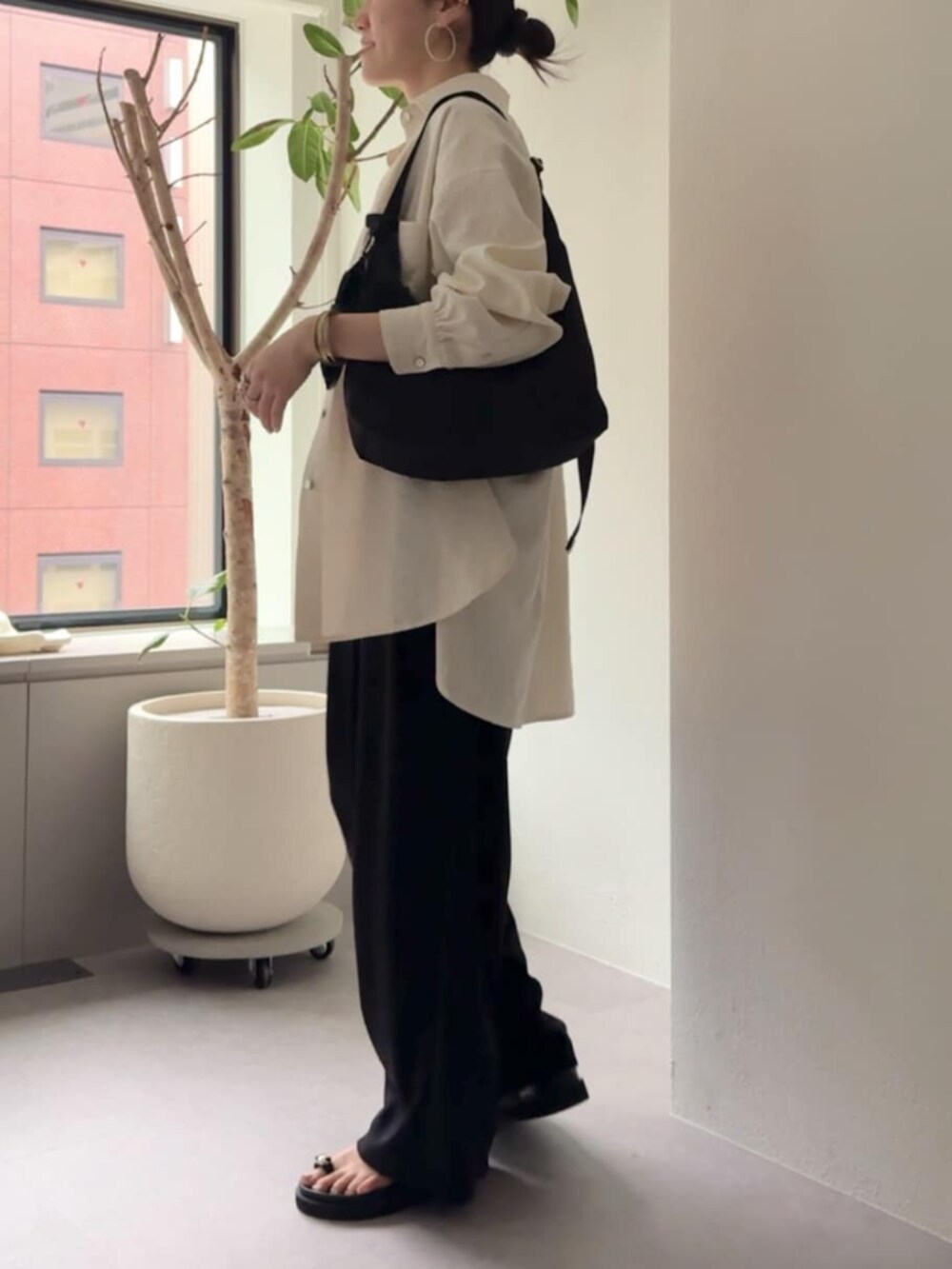 ブラック系のその他パンツ、ホワイト系のシャツ/ブラウス、ブラック系のサンダルを着用したレディースの冬コーディネートの3枚目の写真