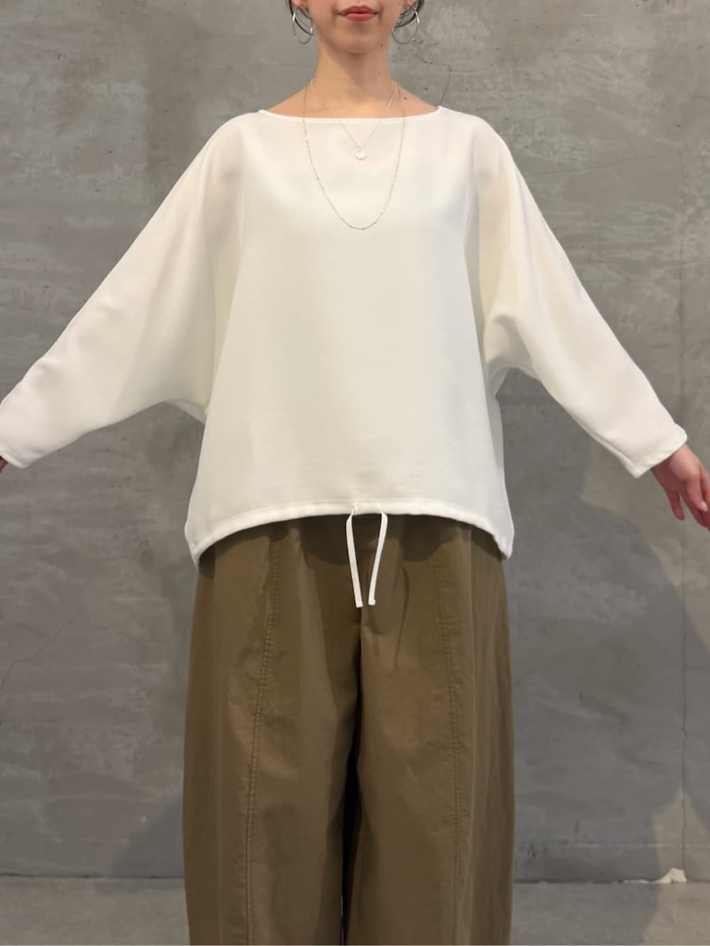 ブラック系のショルダーバッグ、ホワイト系のシャツ/ブラウス、イエロー系のその他パンツを着用したレディースの春コーディネートの4枚目の写真