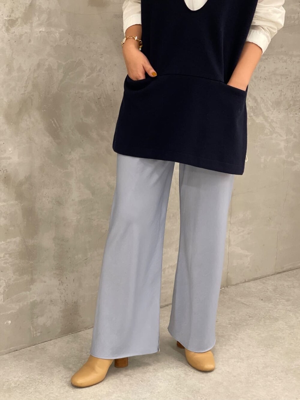 ホワイト系のシャツ/ブラウス、ブラック系のTシャツ/カットソー、イエロー系のハンドバッグを着用したレディースの秋コーディネートの3枚目の写真