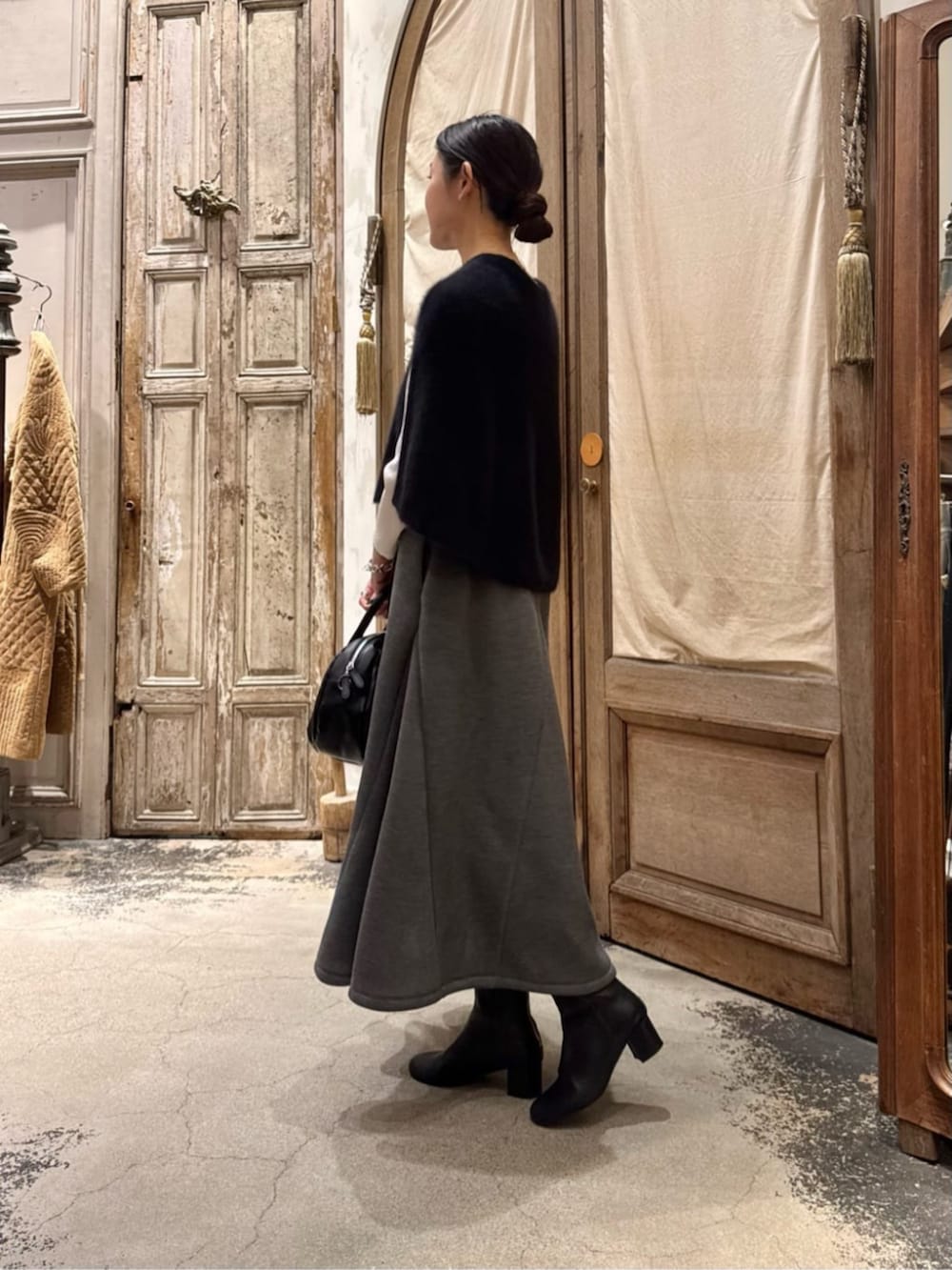 グレー系のスカートを着用したレディースの冬コーディネートの4枚目の写真