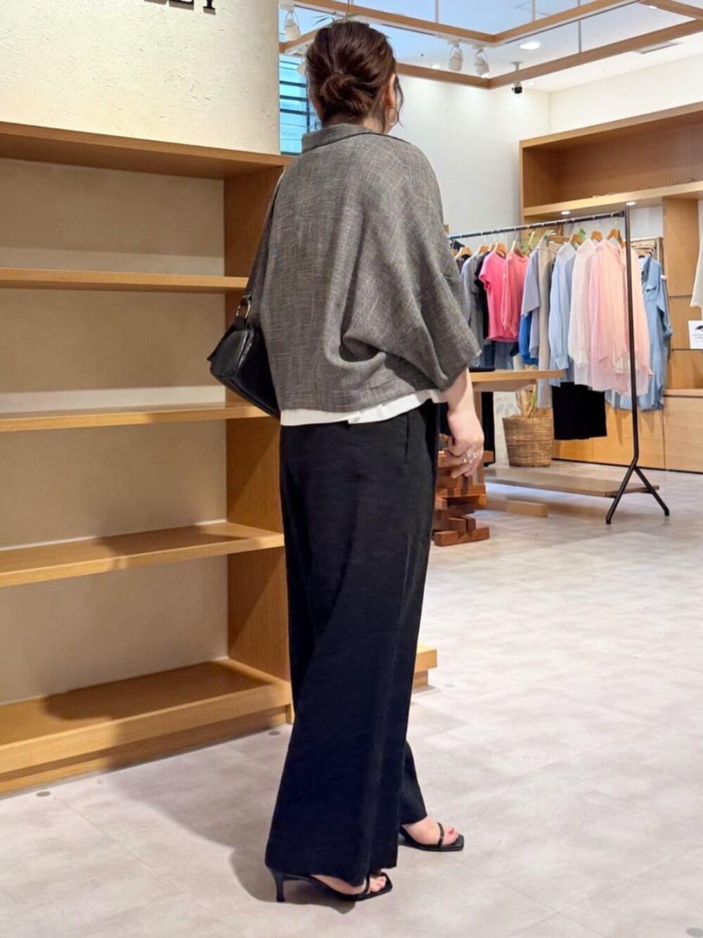 ブラック系のその他パンツ、シルバー系のリングを着用したレディースの夏コーディネートの5枚目の写真