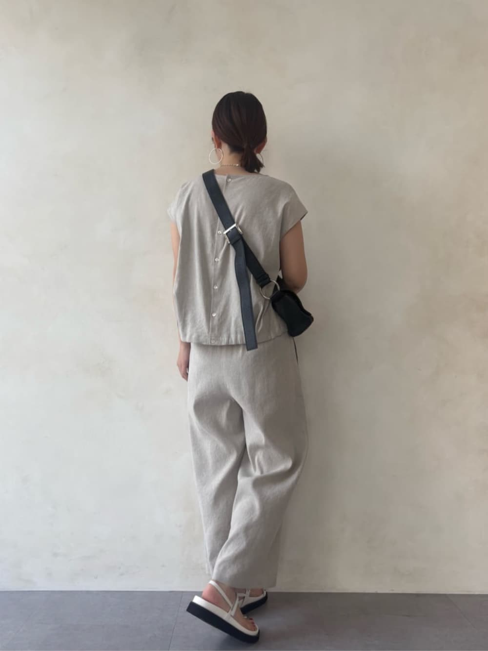 ブラック系のショルダーバッグ、ベージュ系のシャツ/ブラウス、ベージュ系のその他パンツを着用したレディースの冬コーディネートの5枚目の写真
