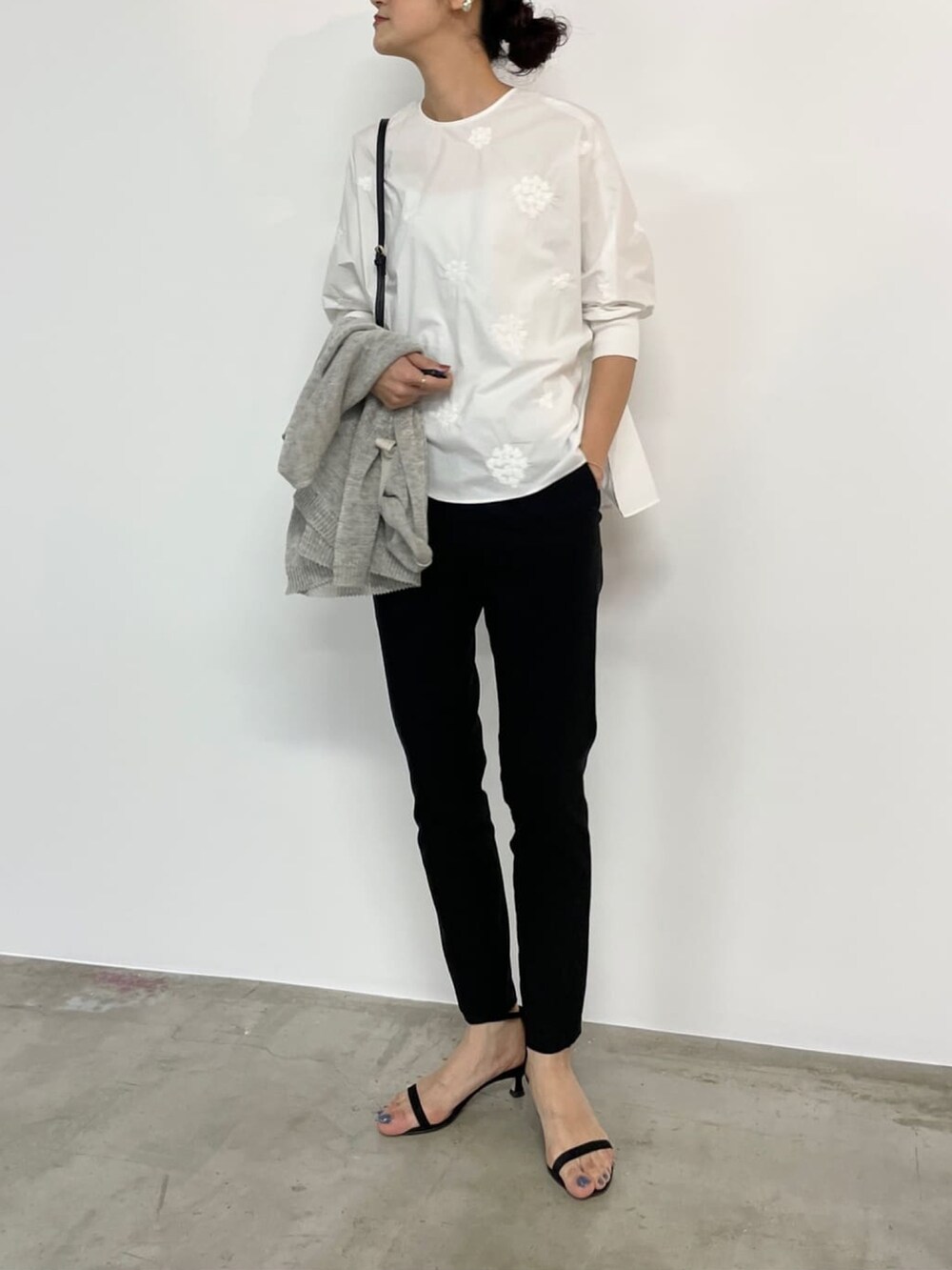 ホワイト系のシャツ/ブラウス、ブルー系のその他パンツ、グレー系のカーディガン/ボレロを着用したレディースの春コーディネートの3枚目の写真