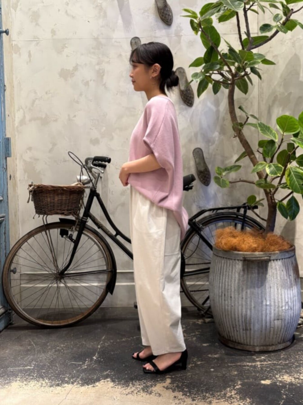 パープル系のニット/セーター、ホワイト系のその他パンツを着用したレディースの夏コーディネートの3枚目の写真