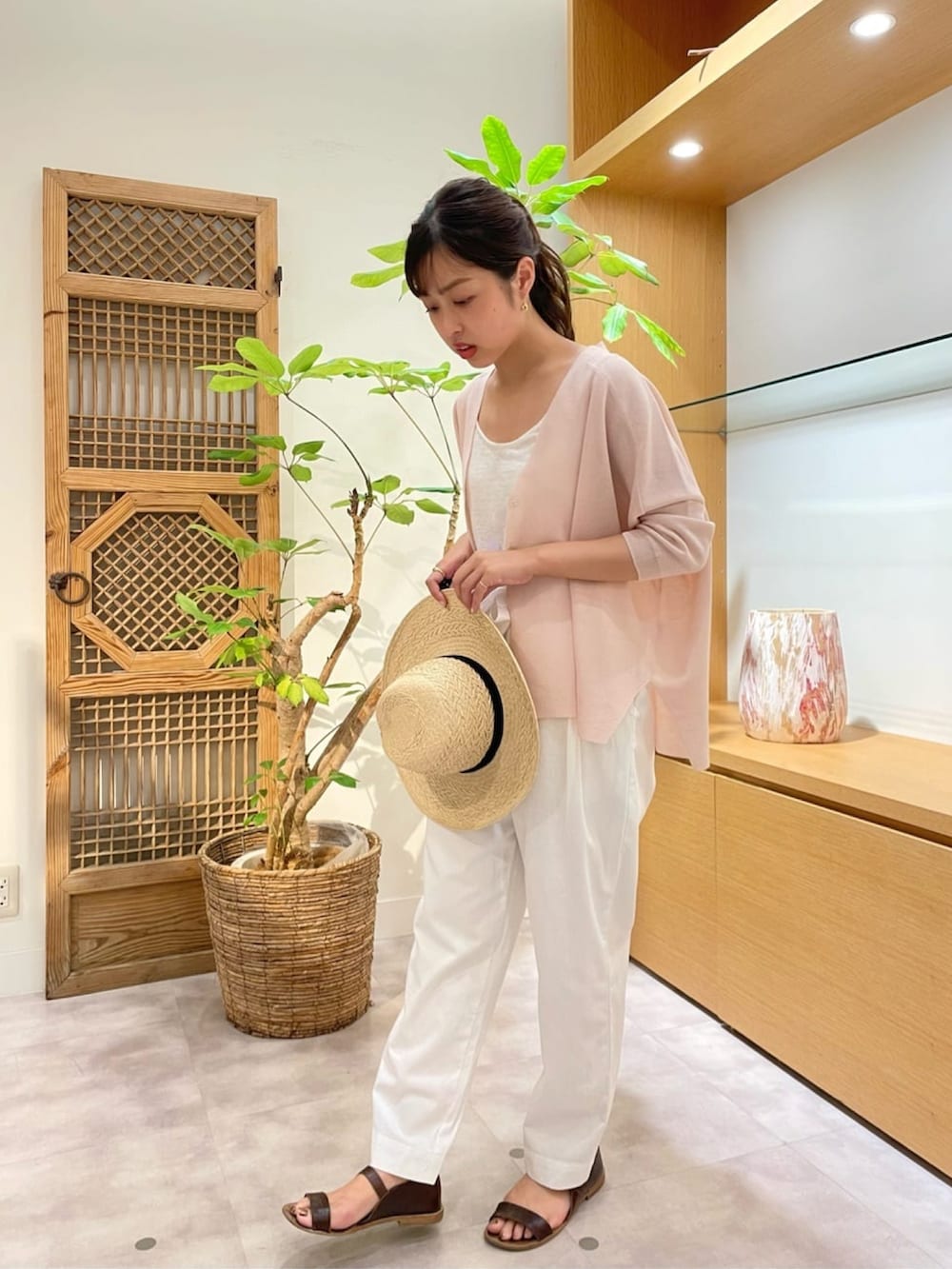 ピンク系のカーディガン/ボレロ、ホワイト系のその他パンツ、ブラック系のサンダルを着用したレディースの夏コーディネートの2枚目の写真