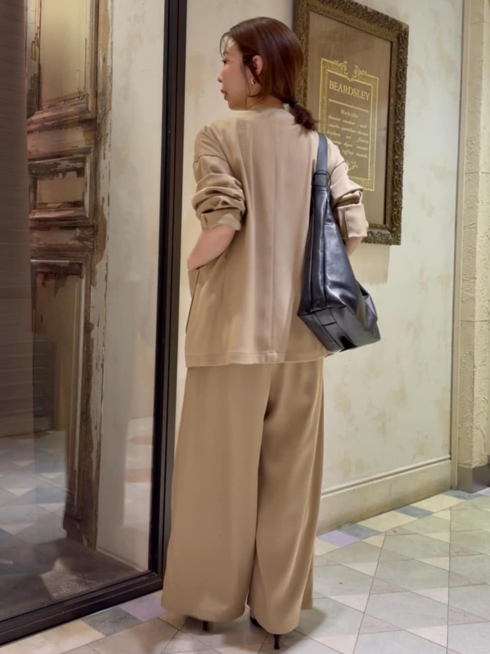 ホワイト系のキャミソール、イエロー系のその他アウター、イエロー系のその他パンツを着用したレディースの春コーディネートの3枚目の写真