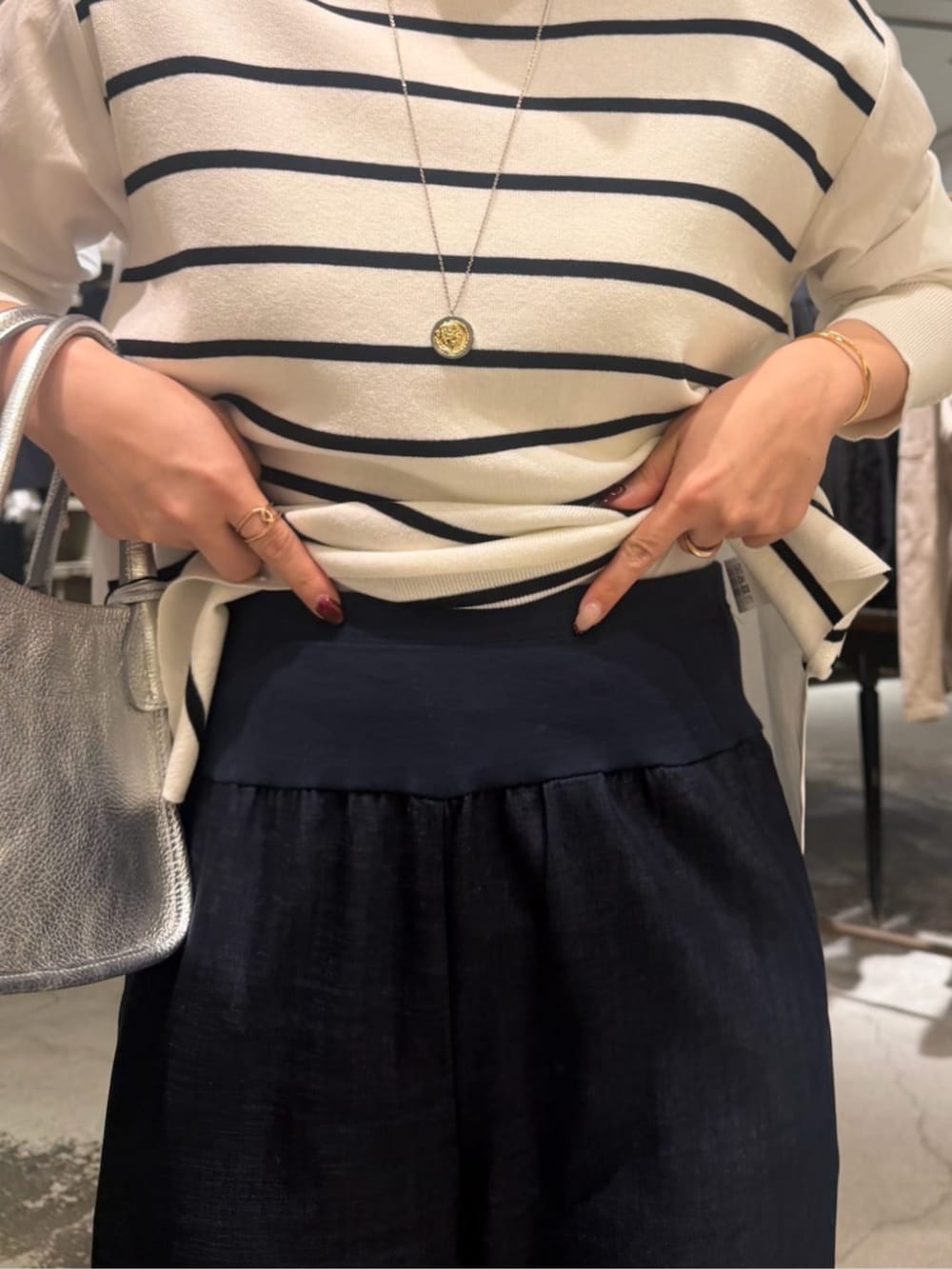 ブルー系のその他パンツ、ホワイト系のニット/セーターを着用したレディースの冬コーディネートの6枚目の写真