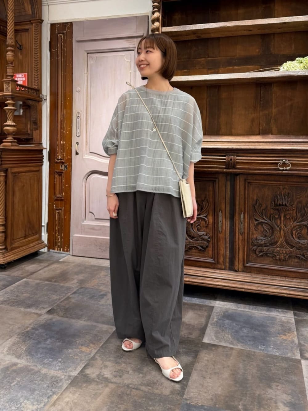 ホワイト系のショルダーバッグ、グレー系のシャツ/ブラウス、グレー系のその他パンツを着用したレディースの春コーディネートの3枚目の写真