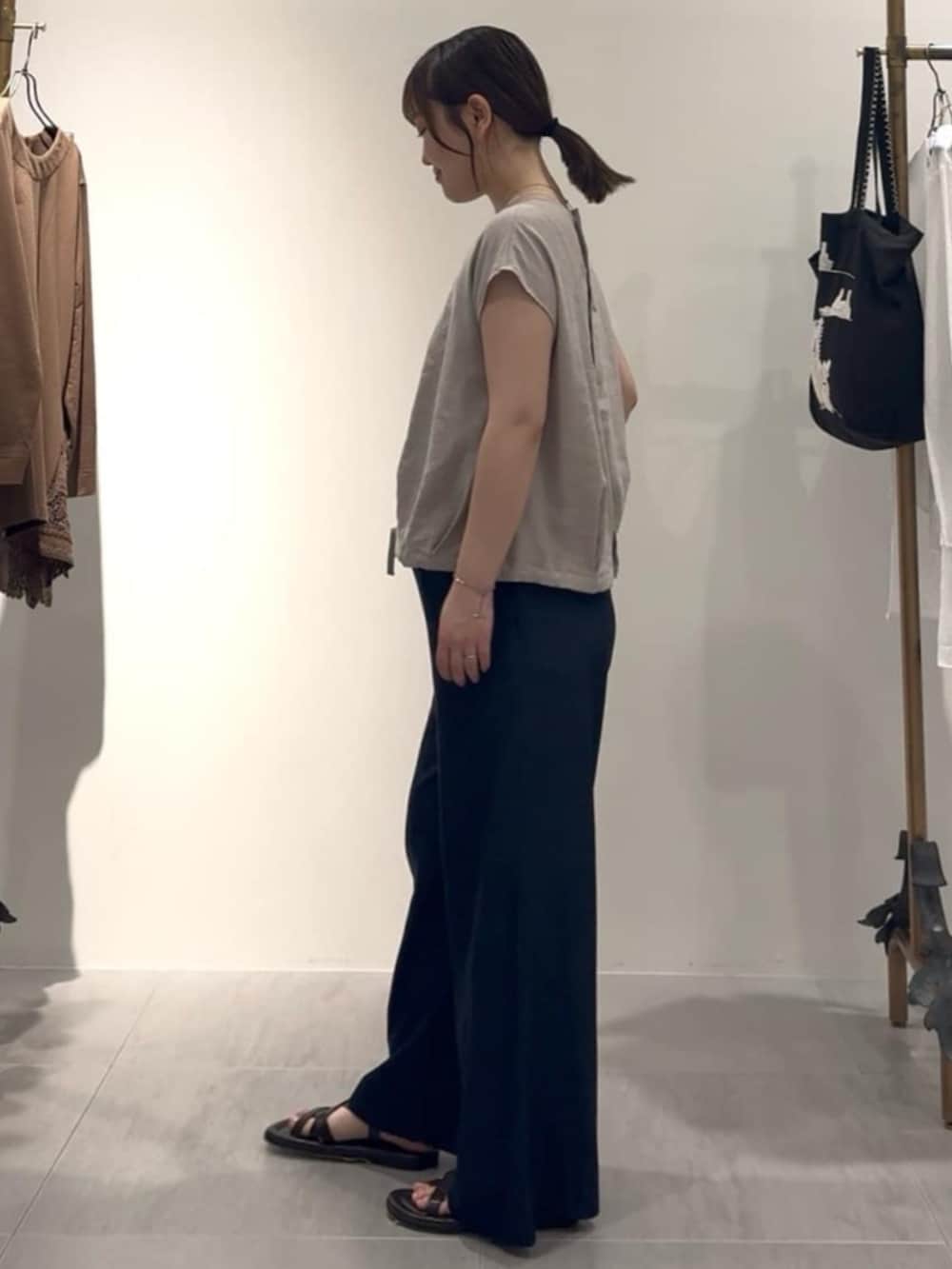 ブルー系のその他パンツ、グレー系のシャツ/ブラウスを着用したレディースの春コーディネートの2枚目の写真