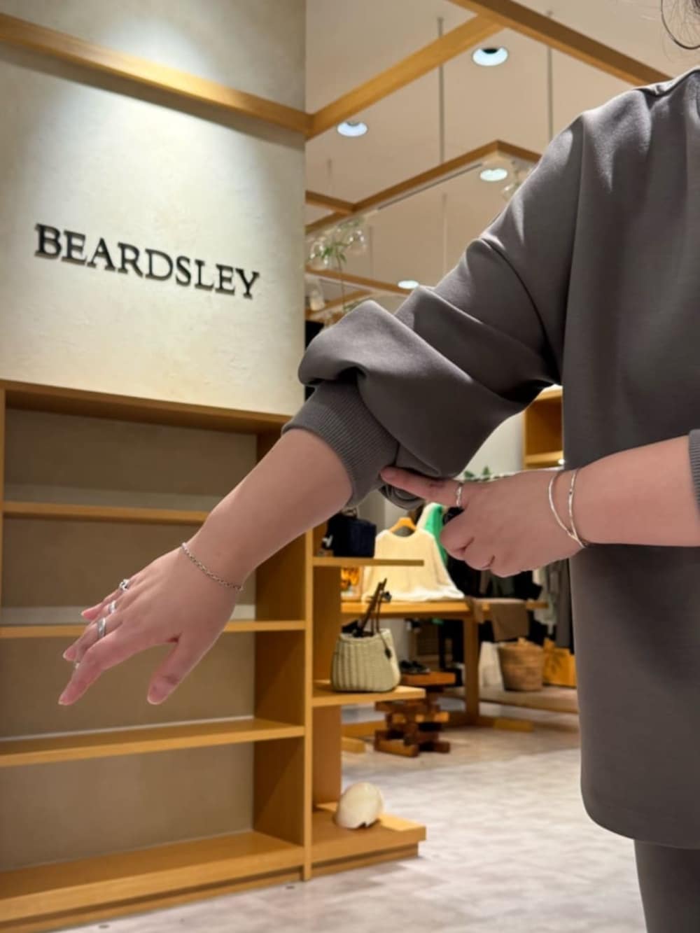 ホワイト系のスニーカー、ブラック系のボストンバッグ、ホワイト系のシャツ/ブラウスを着用したレディースの冬コーディネートの9枚目の写真