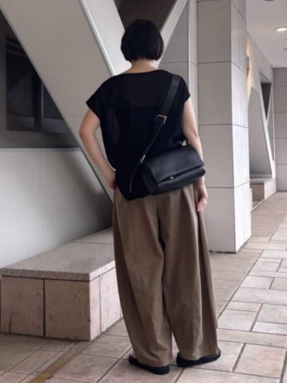 ブラック系のニット/セーターを着用したレディースの夏コーディネートの3枚目の写真