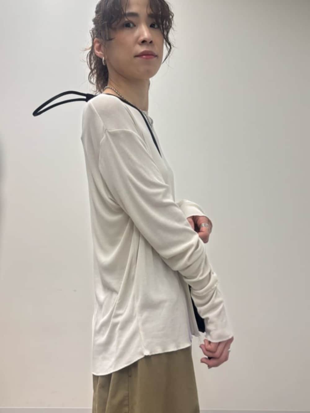 ブラック系のショルダーバッグ、イエロー系のその他パンツ、ホワイト系のTシャツ/カットソーを着用したレディースの春コーディネートの6枚目の写真