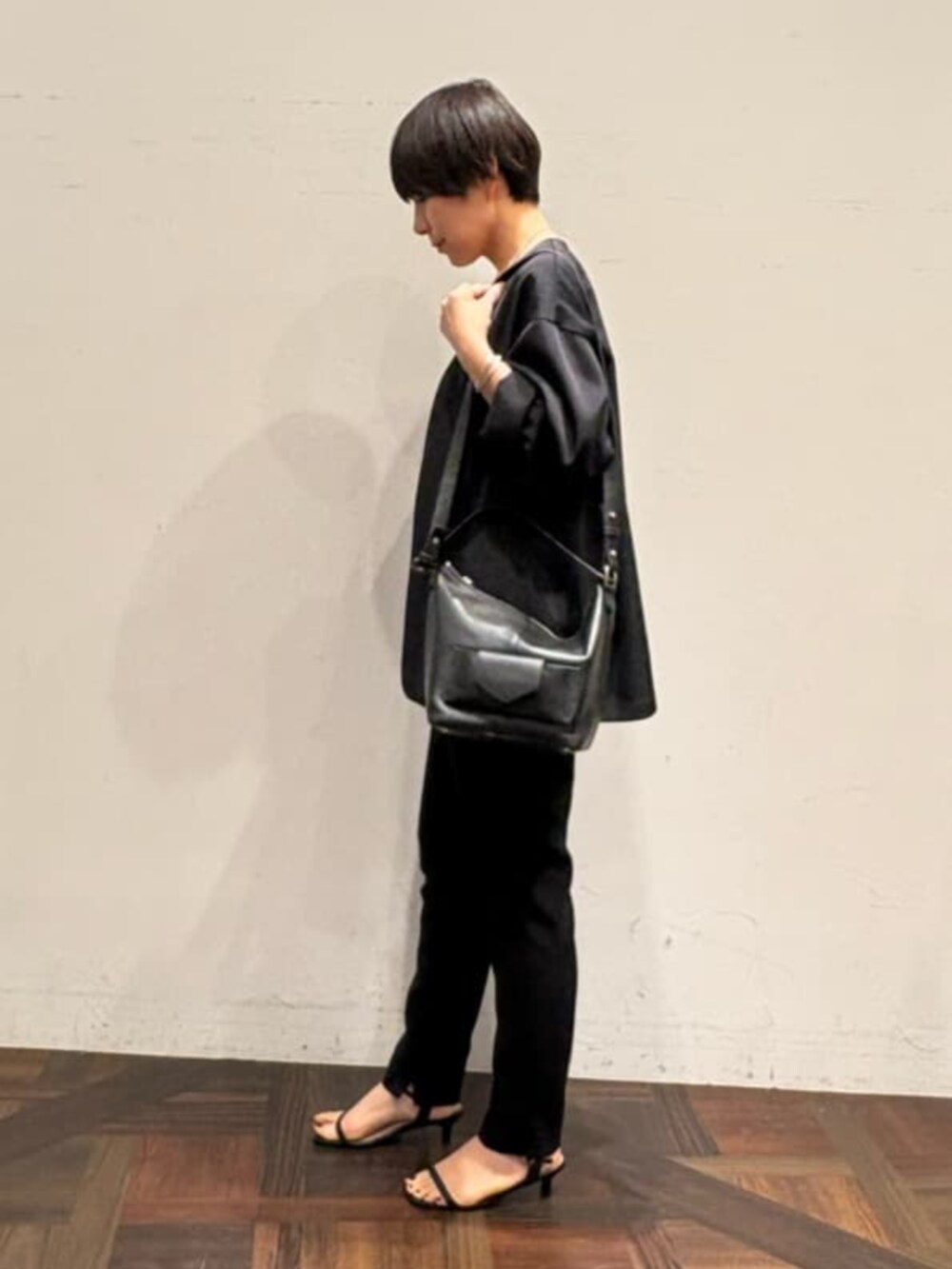 ブラック系のトートバッグ、ホワイト系のシャツ/ブラウス、ブラック系のその他アウターを着用したレディースの春コーディネートの3枚目の写真