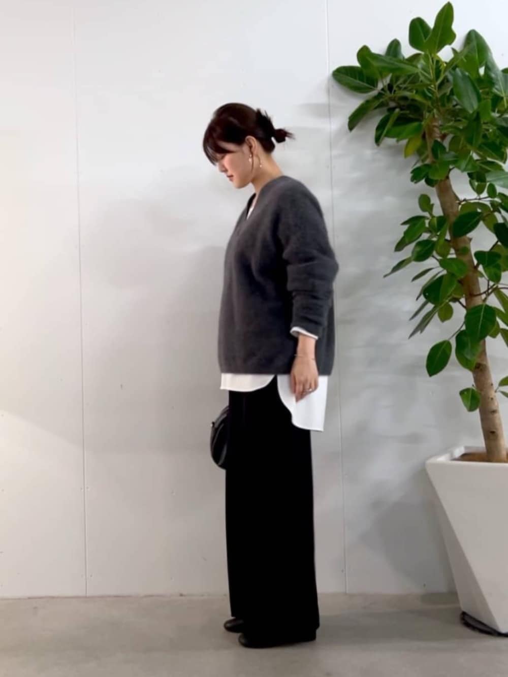 ブラック系のトートバッグ、グレー系のニット/セーター、ホワイト系のシャツ/ブラウスを着用したレディースの秋コーディネートの7枚目の写真