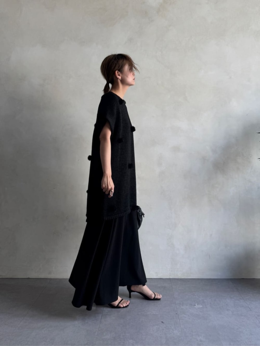 ブラック系のニット/セーターを着用したレディースの冬コーディネートの3枚目の写真