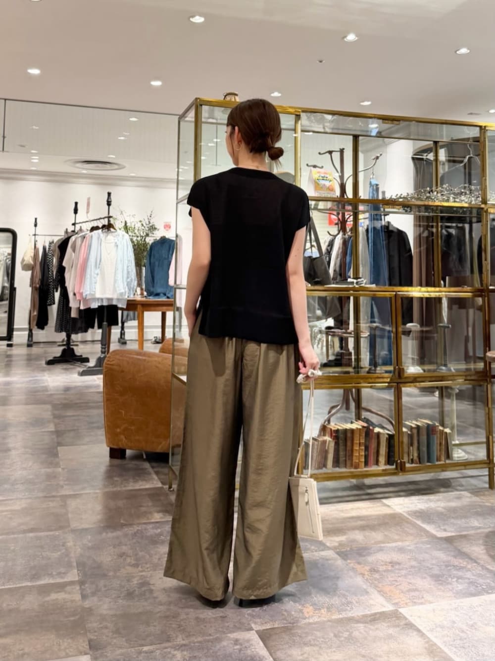 グリーン系のその他パンツ、ブラック系のカーディガン/ボレロを着用したレディースの春コーディネートの3枚目の写真