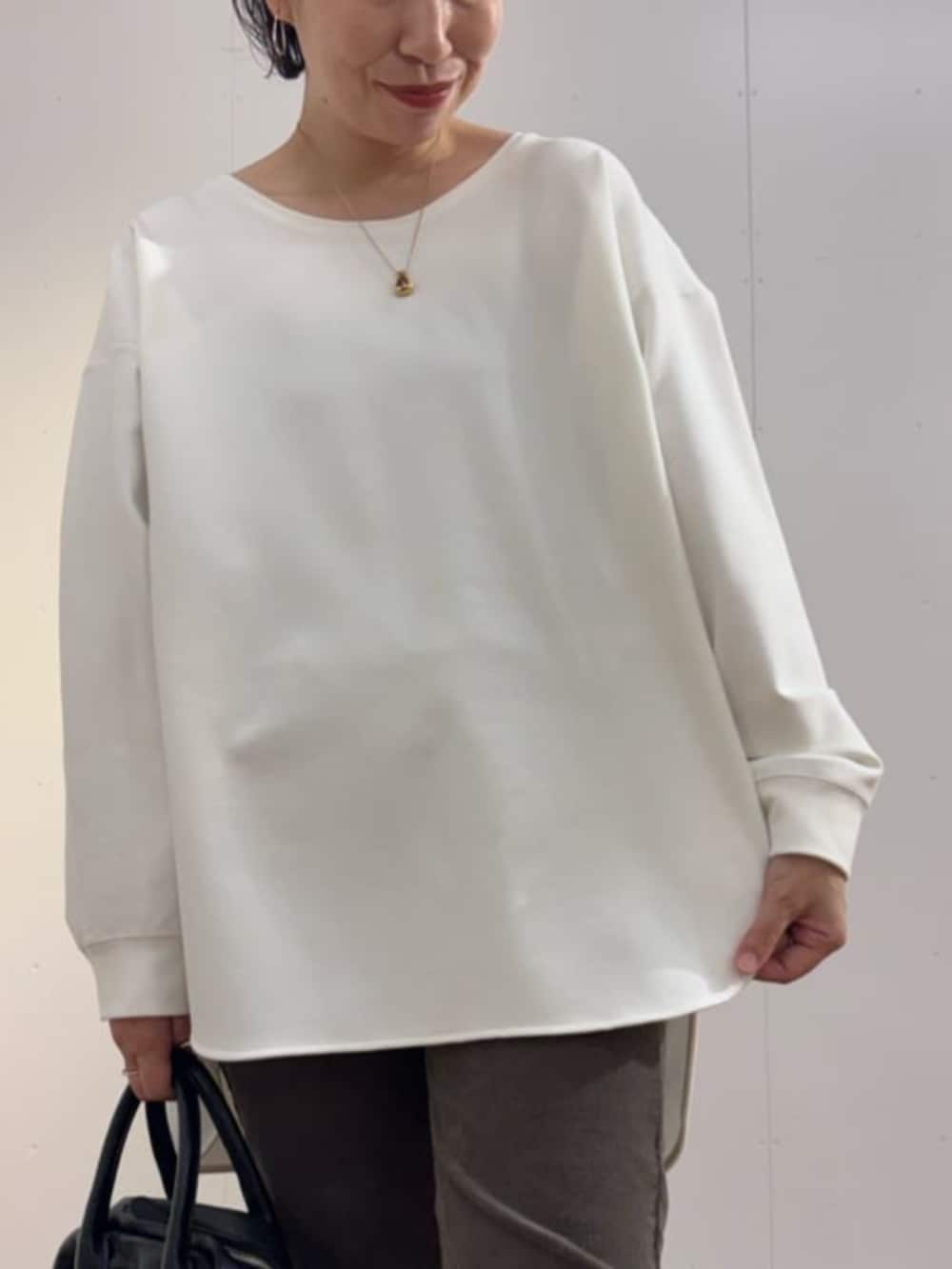 ブラック系のトートバッグ、グリーン系のその他パンツ、ホワイト系のシャツ/ブラウスを着用したレディースの秋コーディネートの2枚目の写真