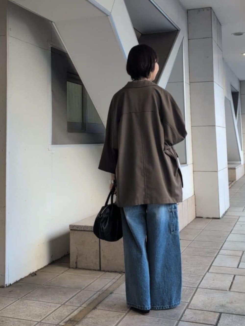 ブルー系のその他パンツ、ブラウン系のテーラードジャケット、ホワイト系のTシャツ/カットソーを着用したレディースの春コーディネートの3枚目の写真