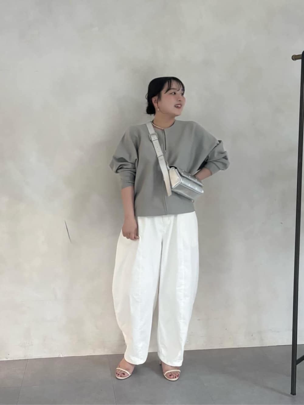グレー系のカーディガン/ボレロ、ホワイト系のその他パンツ、シルバー系のショルダーバッグを着用したレディースの夏コーディネートの5枚目の写真