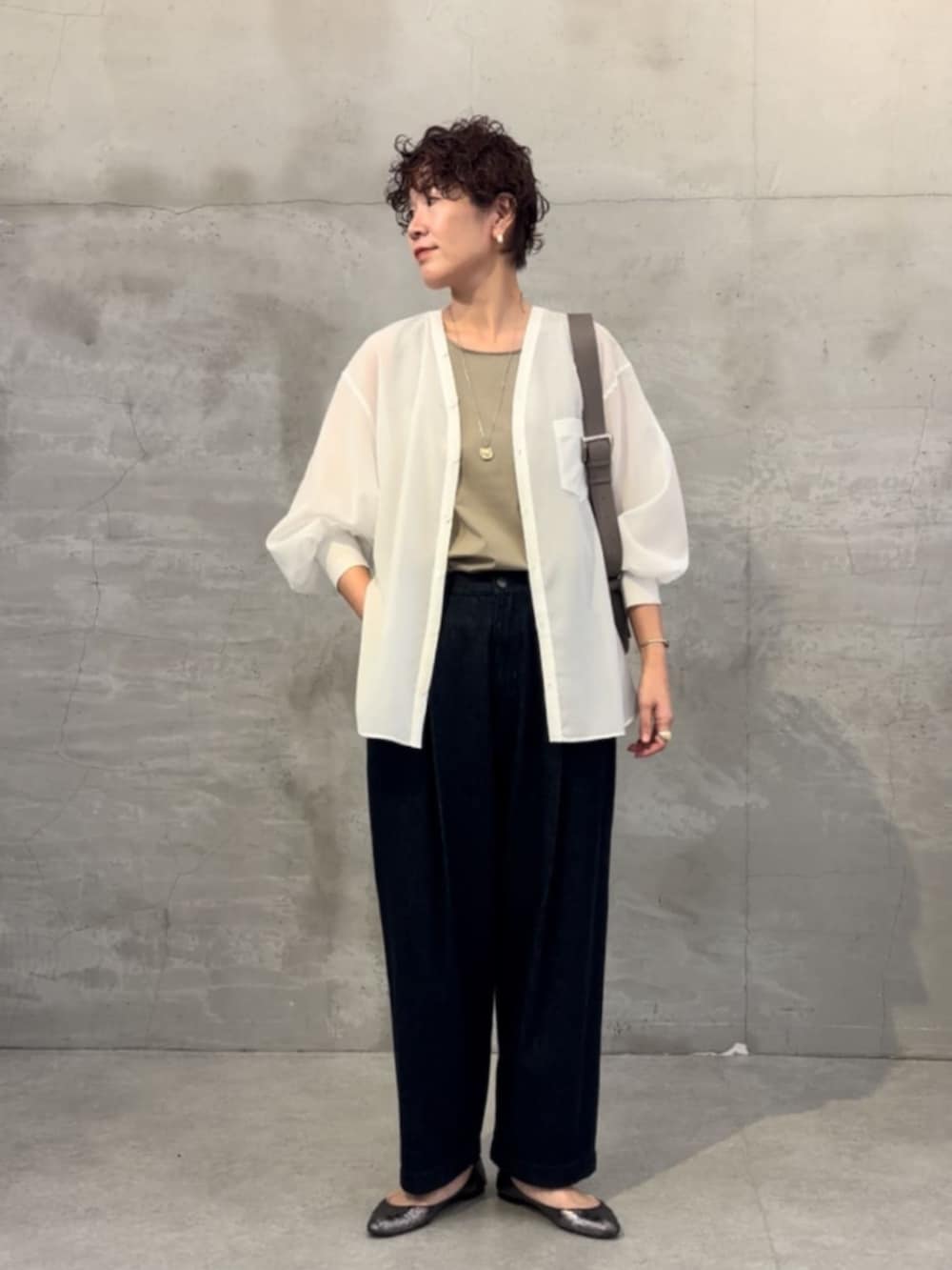 ホワイト系のシャツ/ブラウス、ブルー系のデニムパンツ、グリーン系のシャツ/ブラウスを着用したレディースの冬コーディネートの3枚目の写真