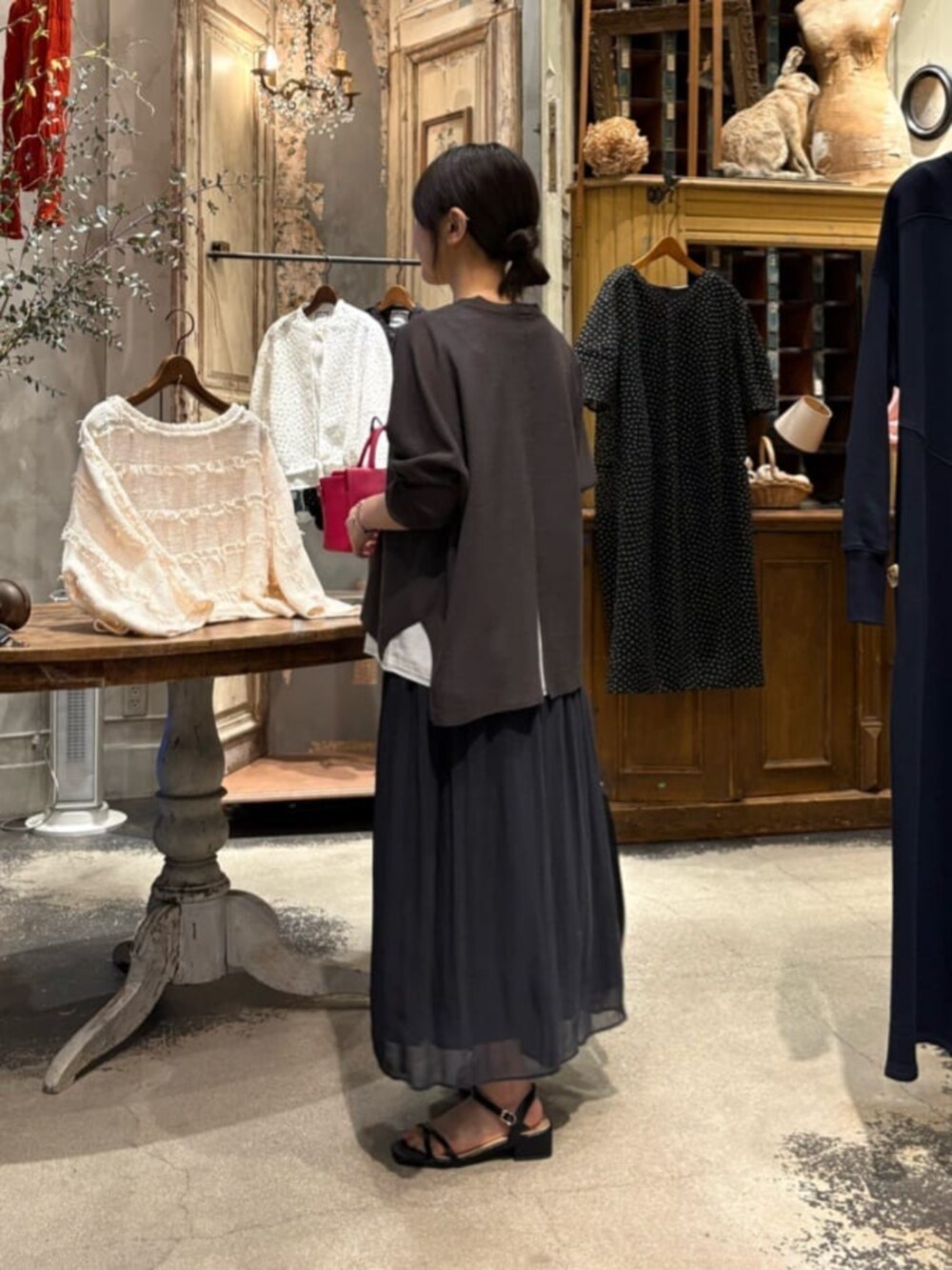 ブラック系のその他パンツ、ホワイト系のシャツ/ブラウス、グレー系のカーディガン/ボレロを着用したレディースの春コーディネートの8枚目の写真