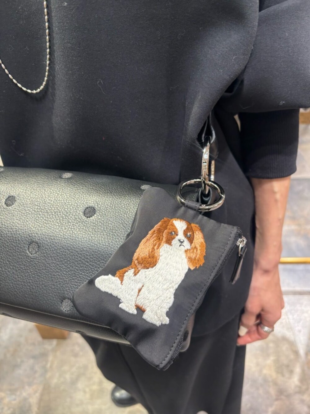 ブラック系のポーチを着用したレディースの冬コーディネートの4枚目の写真