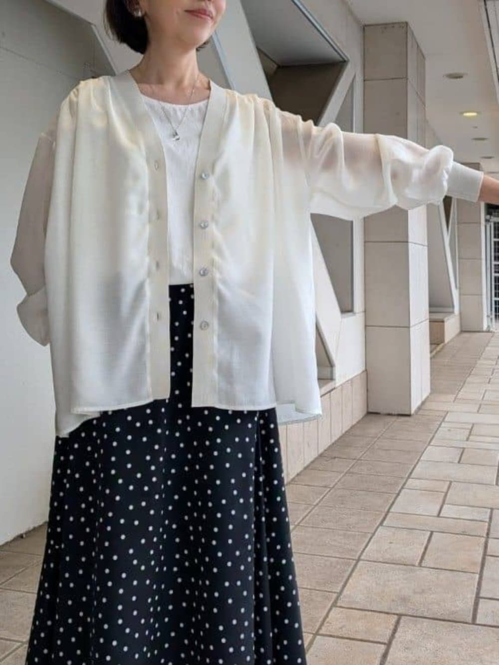 ブラック系のスカート、ホワイト系のシャツ/ブラウス、ホワイト系のシャツ/ブラウスを着用したレディースの春コーディネートの5枚目の写真