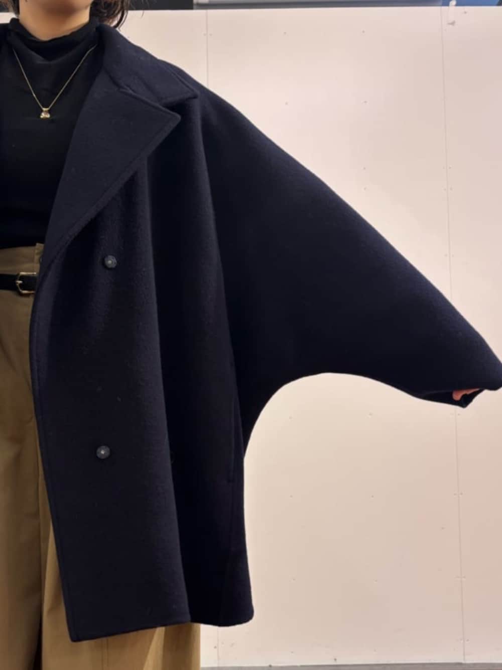 イエロー系のその他パンツ、ブラック系のニット/セーター、ブラック系のブーツを着用したレディースの秋コーディネートの7枚目の写真