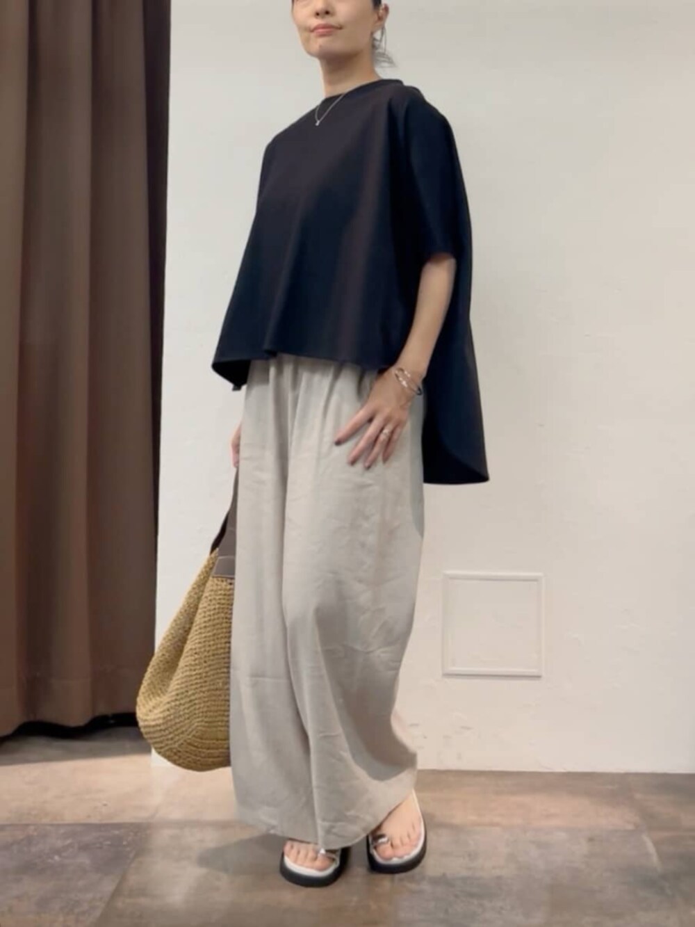 グレー系のその他パンツ、ブラック系のTシャツ/カットソーを着用したレディースの夏コーディネートの3枚目の写真