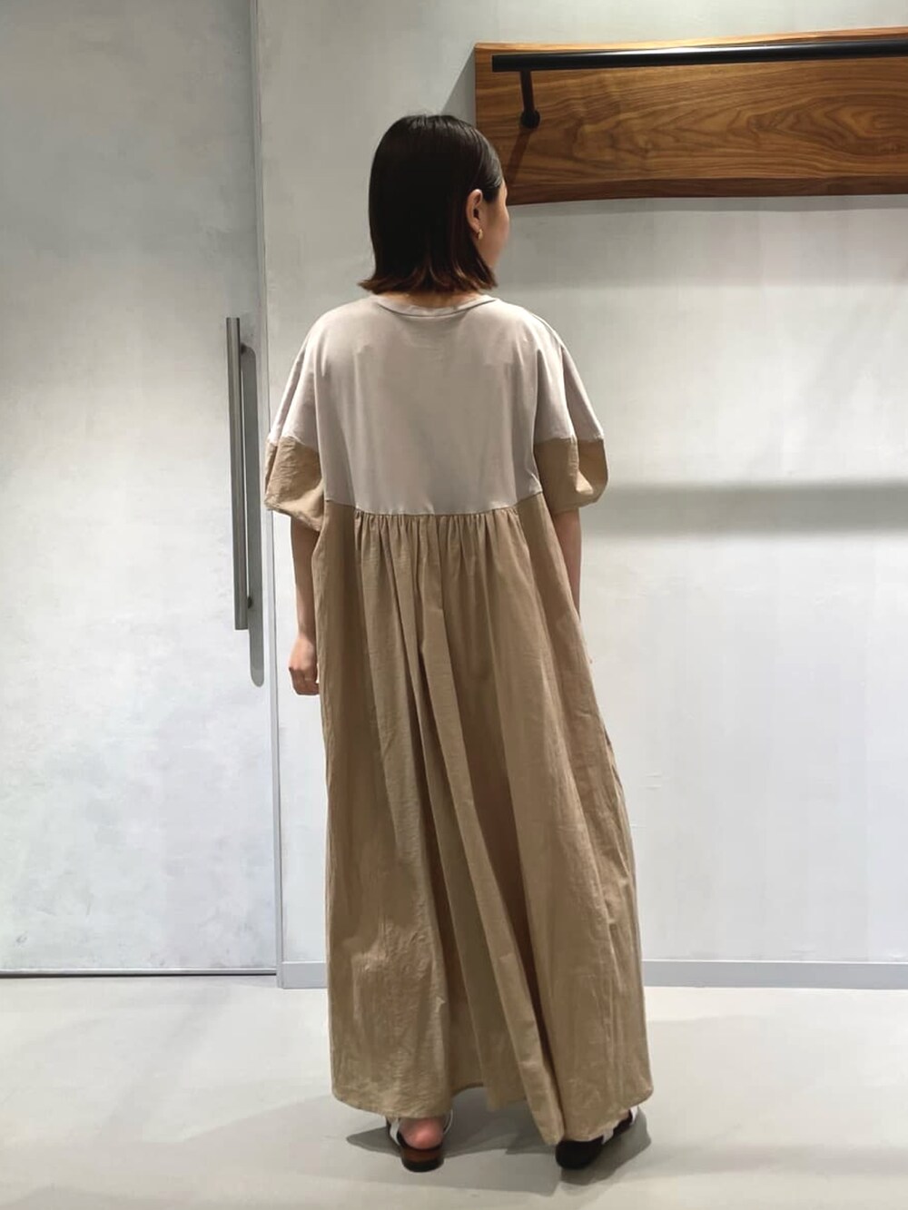 ベージュ系のワンピースを着用したレディースの夏コーディネートの3枚目の写真