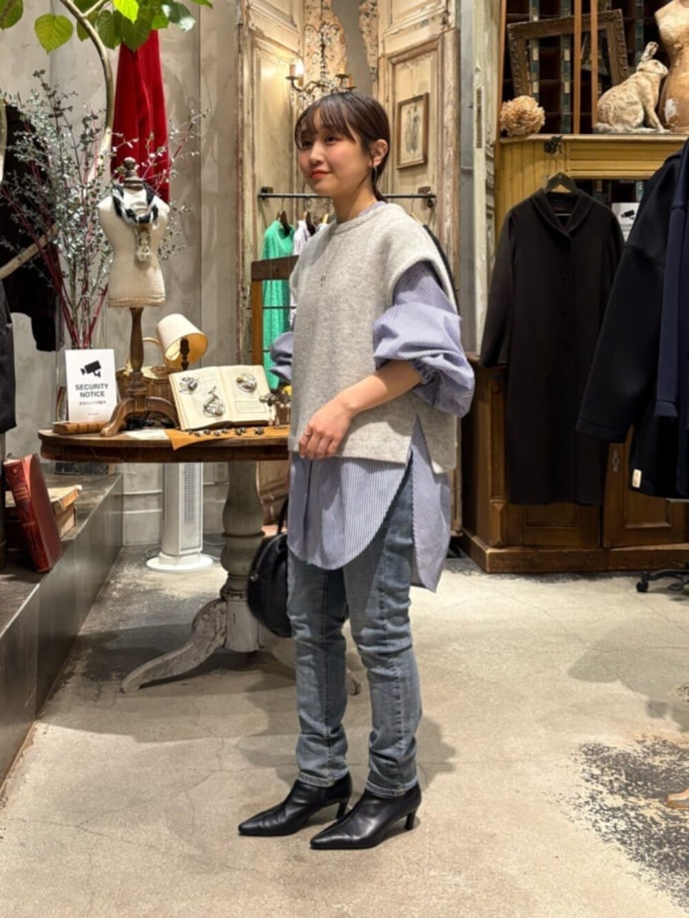 ブルー系のデニムパンツ、グレー系のシャツ/ブラウス、シルバー系のリングを着用したレディースの冬コーディネートの6枚目の写真