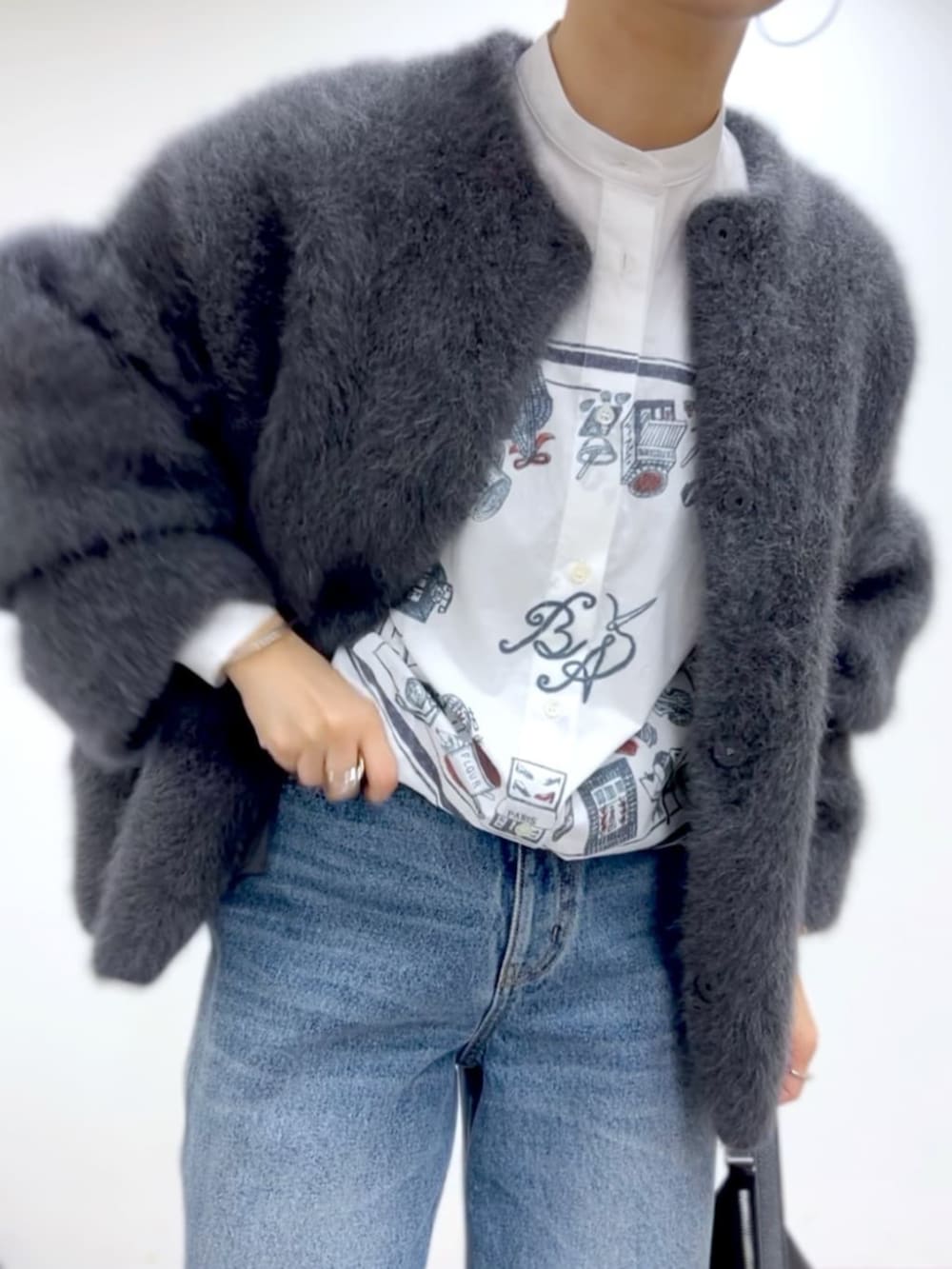 ブルー系のその他パンツ、グレー系のその他アウター、ホワイト系のシャツ/ブラウスを着用したレディースの夏コーディネートの2枚目の写真