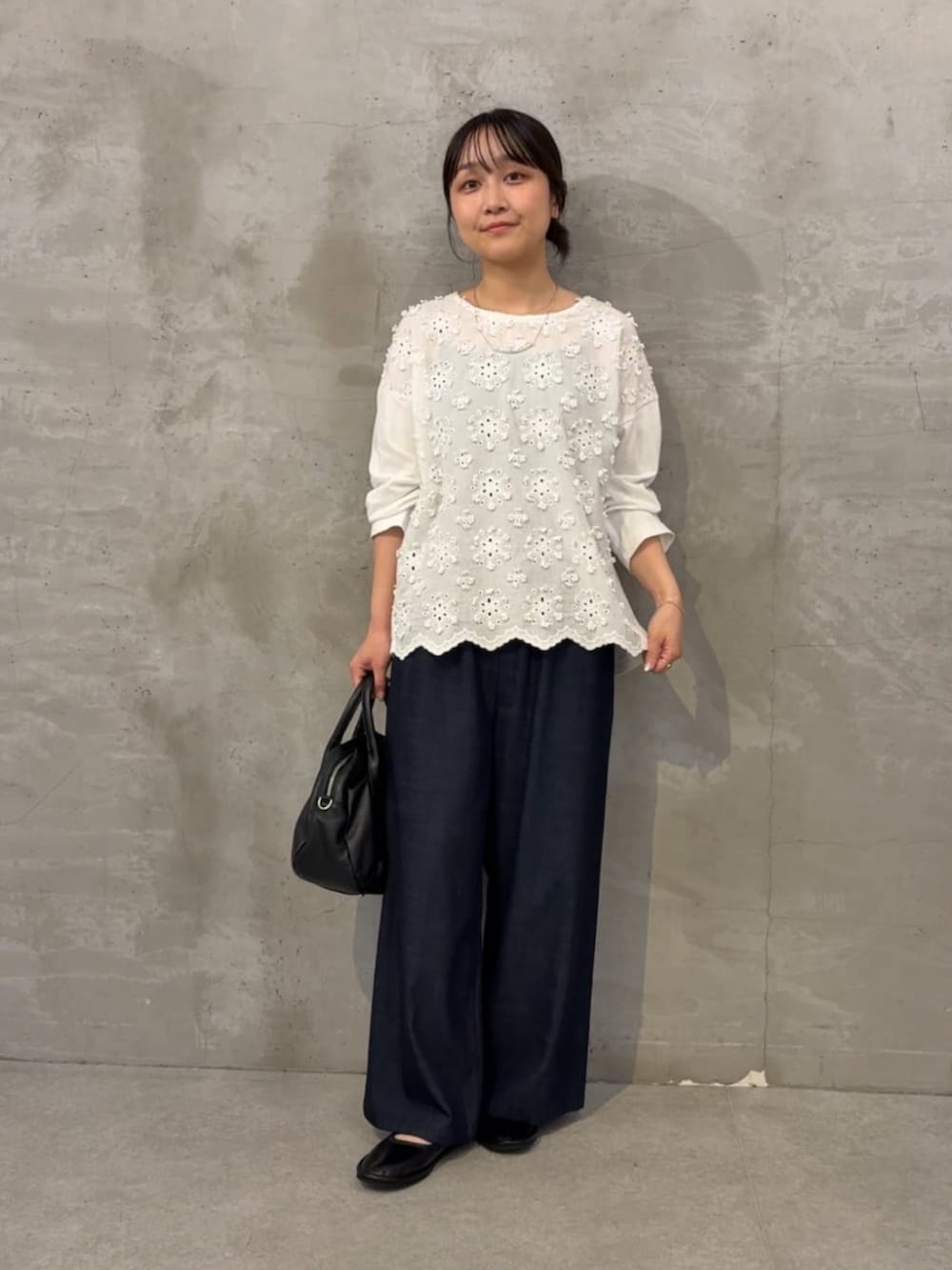ブルー系のその他パンツ、ホワイト系のTシャツ/カットソーを着用したレディースの夏コーディネートの2枚目の写真