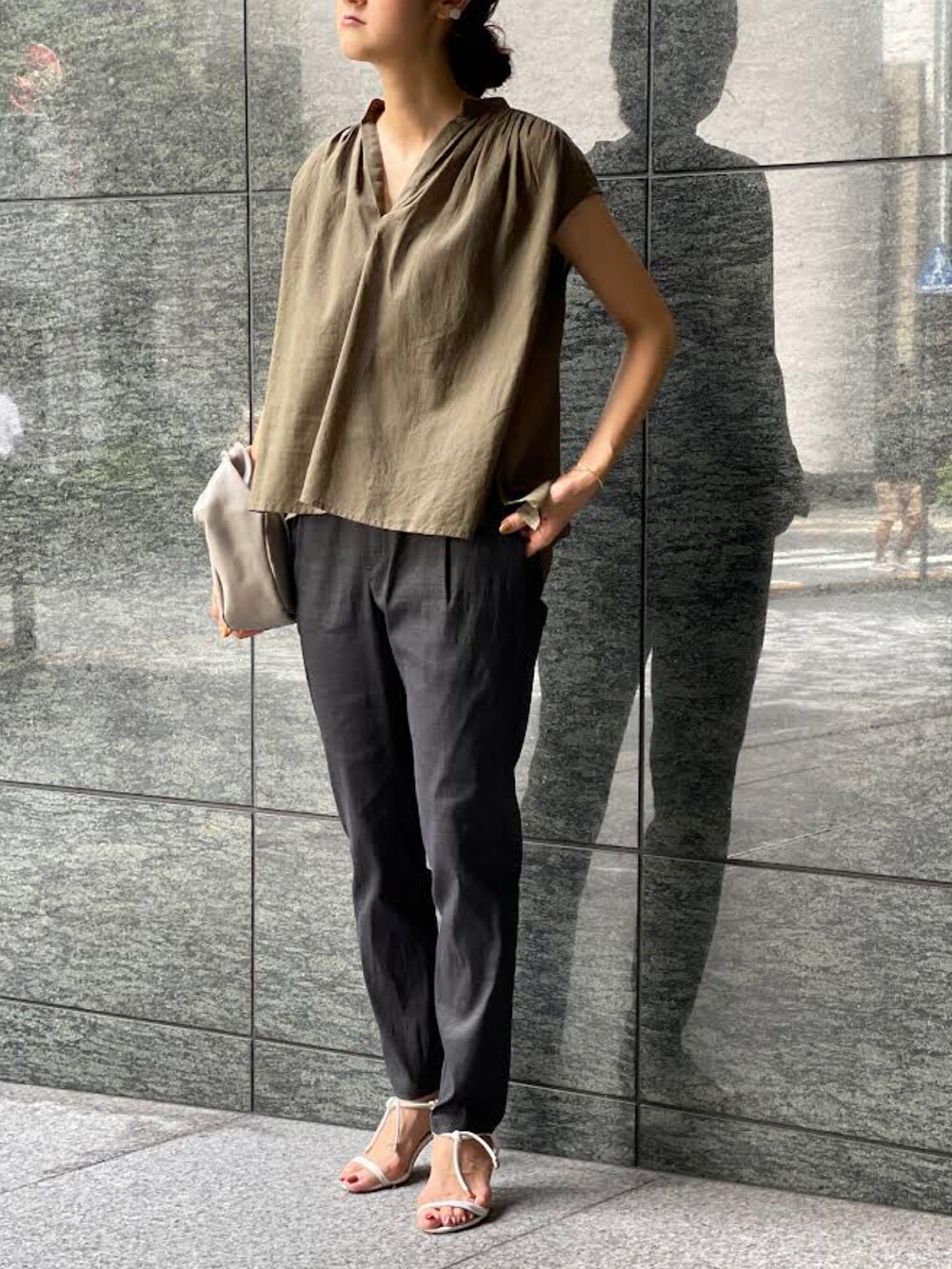 グリーン系のシャツ/ブラウス、ブラック系のその他パンツを着用したレディースの夏コーディネートの3枚目の写真