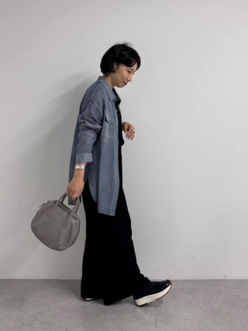 ブルー系のシャツ/ブラウス、ブラック系のシャツ/ブラウス、ブラック系のその他パンツを着用したレディースの春コーディネートの3枚目の写真