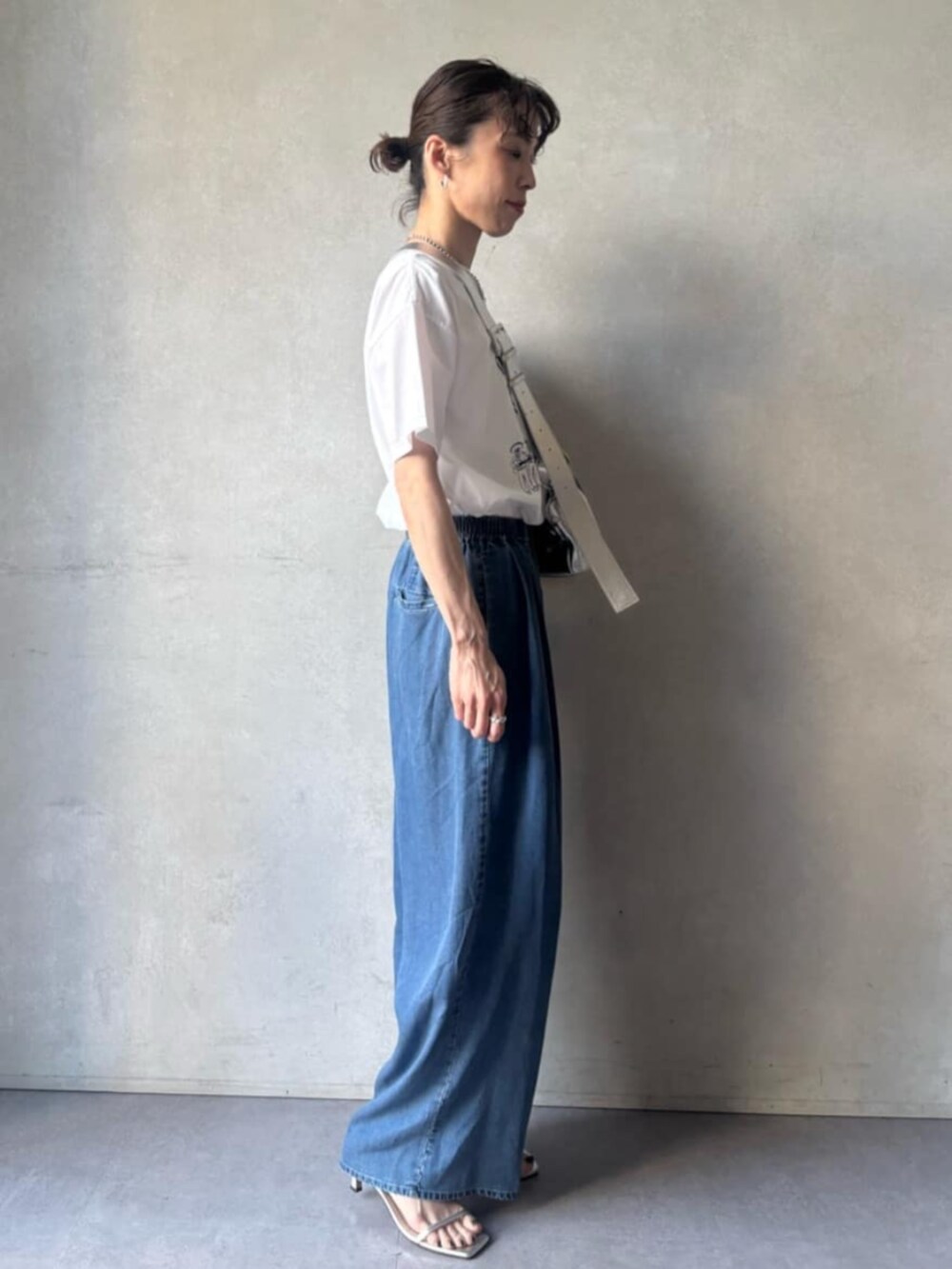 シルバー系のショルダーバッグ、ブルー系のその他パンツ、ホワイト系のTシャツ/カットソーを着用したレディースの春コーディネートの4枚目の写真