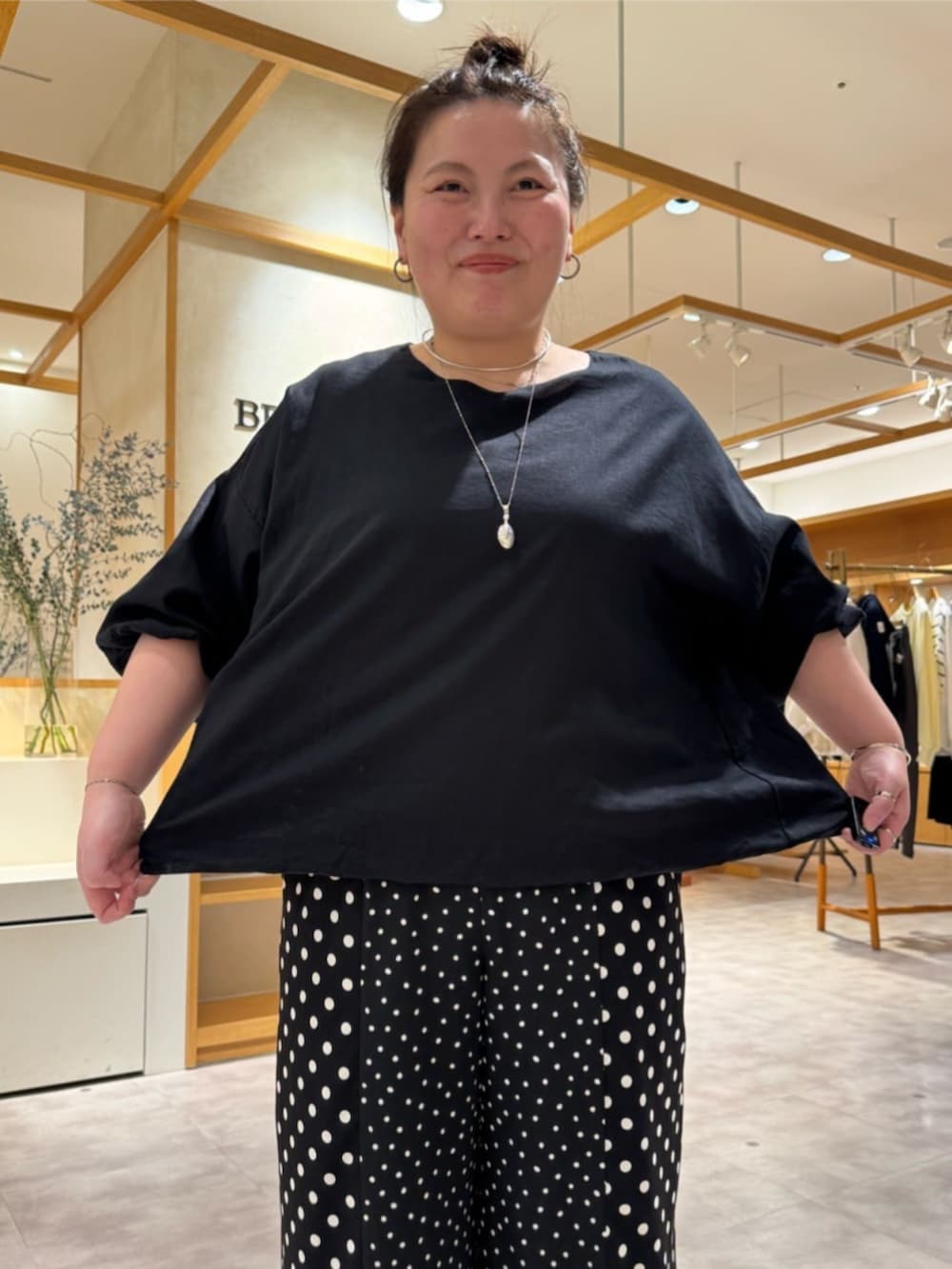 グレー系のボストンバッグ、ブラック系のシャツ/ブラウス、ブラック系のその他パンツを着用したレディースの冬コーディネートの7枚目の写真