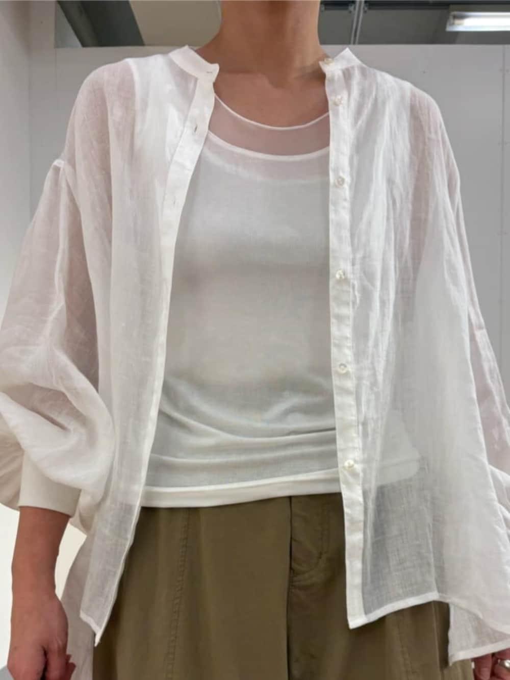 イエロー系のその他パンツ、ホワイト系のシャツ/ブラウスを着用したレディースの春コーディネートの7枚目の写真