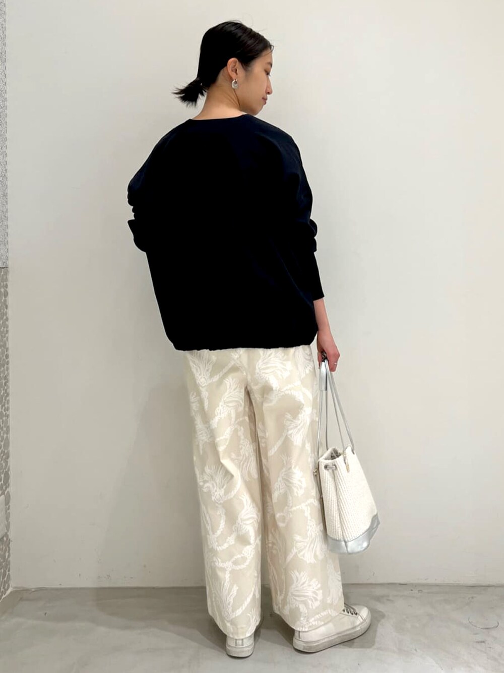 ブルー系のノーカラージャケット、ホワイト系のTシャツ/カットソー、ホワイト系のその他パンツを着用したレディースの春コーディネートの3枚目の写真