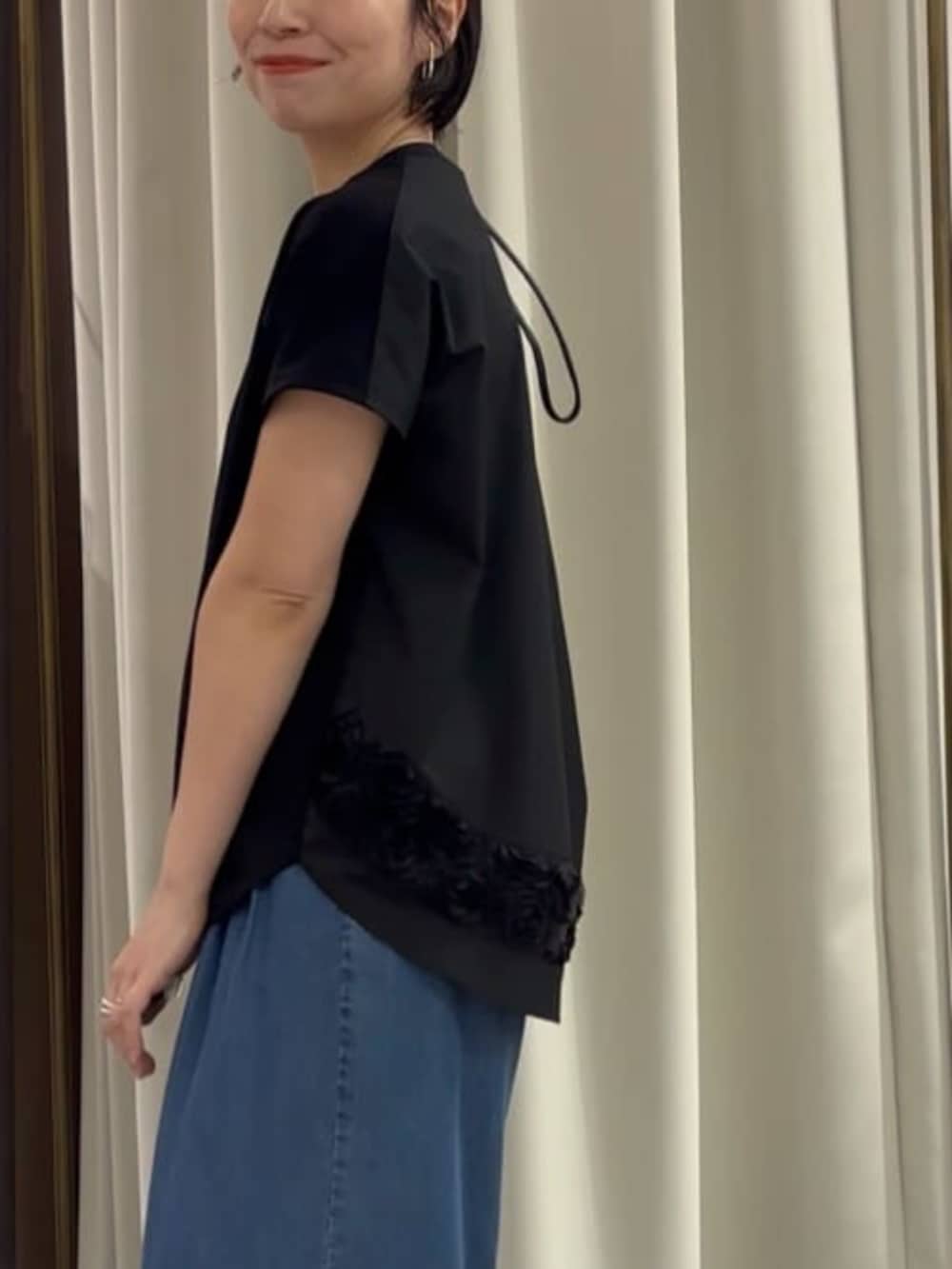 ブラック系のTシャツ/カットソー、ブルー系のその他パンツを着用したレディースの春コーディネートの6枚目の写真