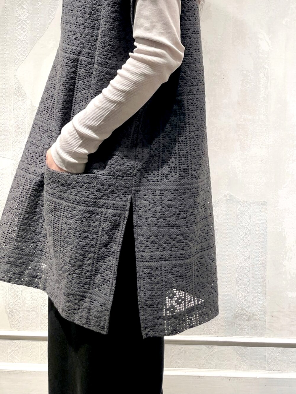 グレー系のシャツ/ブラウス、グレー系のTシャツ/カットソー、ブラック系のその他パンツを着用したレディースの春コーディネートの3枚目の写真