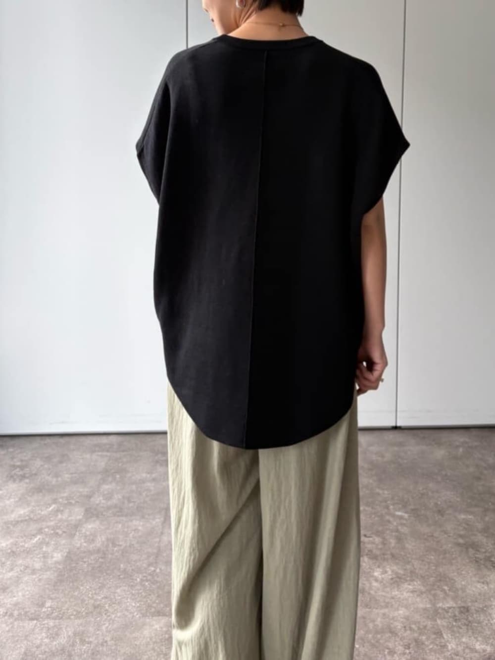 グリーン系のその他パンツ、ベージュ系のニット/セーターを着用したレディースの夏コーディネートの6枚目の写真