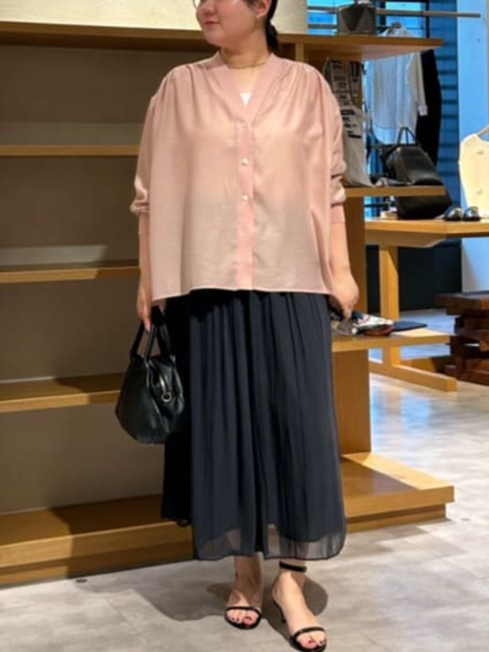 ブラック系のボストンバッグ、ブラック系のその他パンツ、ピンク系のシャツ/ブラウスを着用したレディースの春コーディネートの5枚目の写真