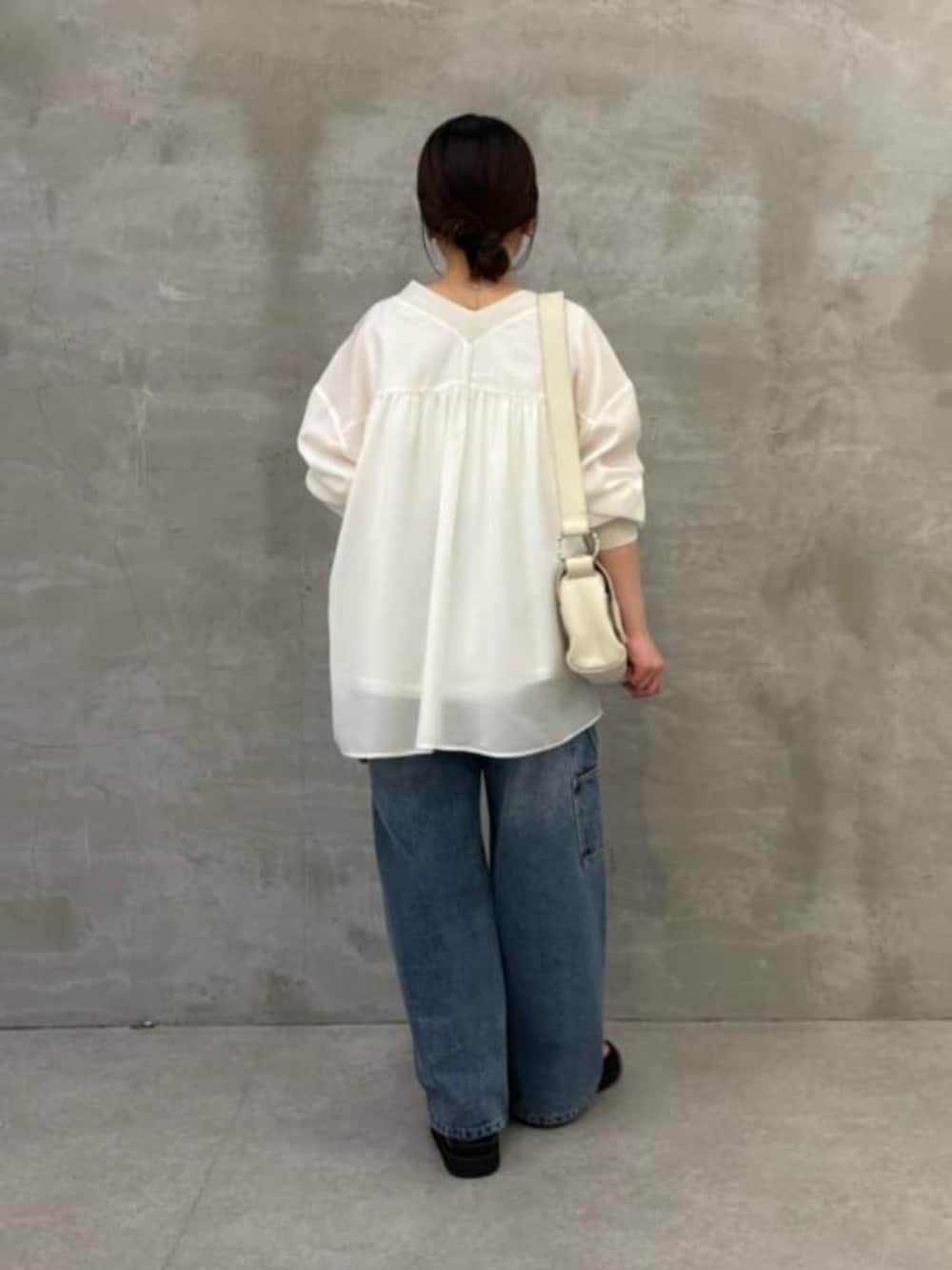 ホワイト系のショルダーバッグ、ブラック系のサンダル、ブルー系のその他パンツを着用したレディースの冬コーディネートの5枚目の写真