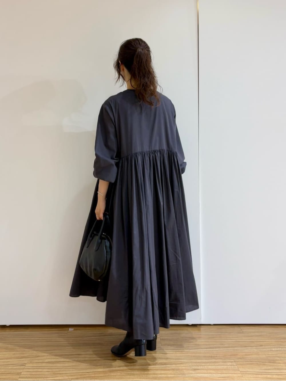 グレー系のワンピースを着用したレディースの冬コーディネートの4枚目の写真