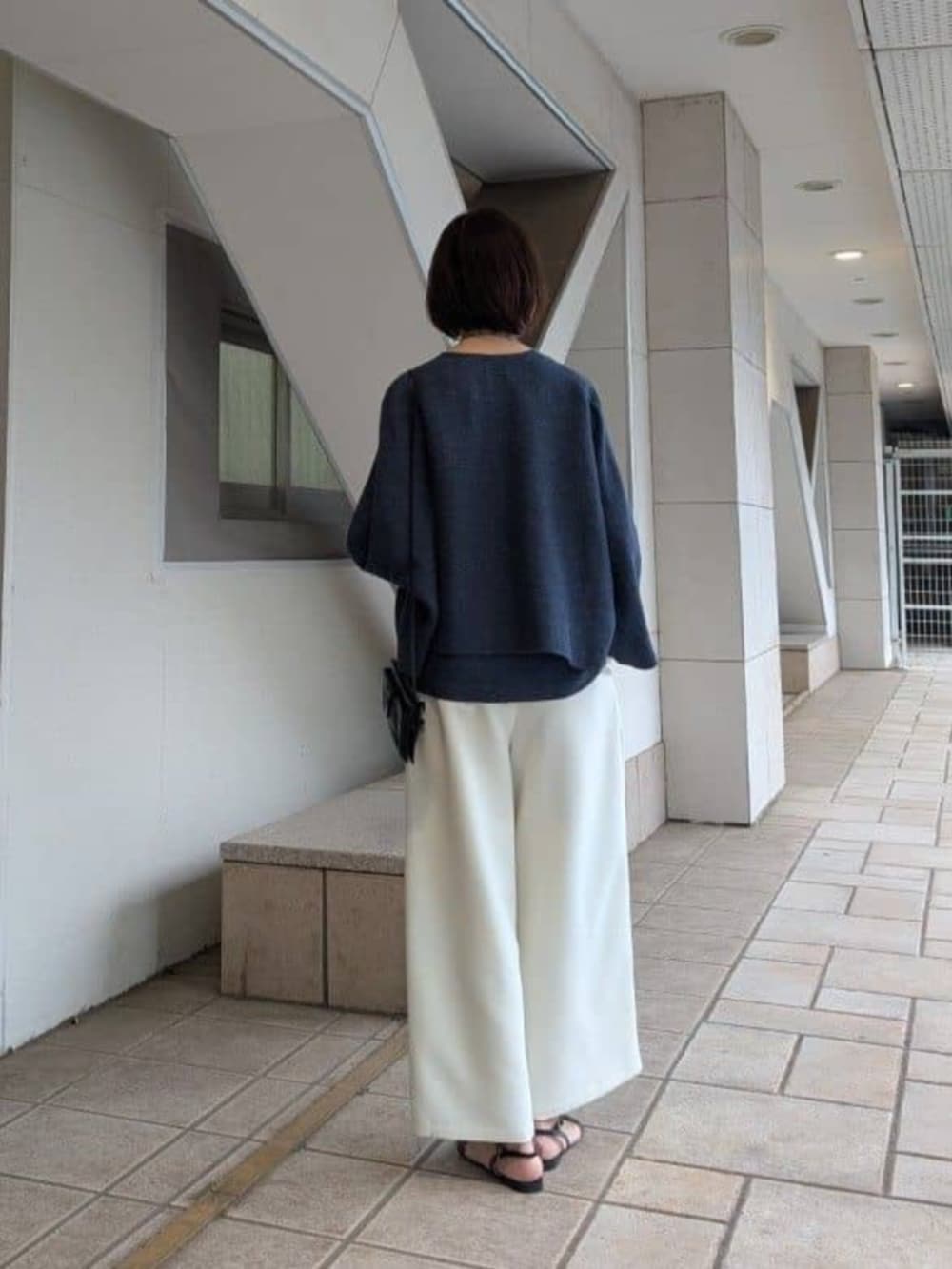 ホワイト系のその他パンツ、ブルー系のカーディガン/ボレロ、ブルー系のニット/セーターを着用したレディースの冬コーディネートの4枚目の写真